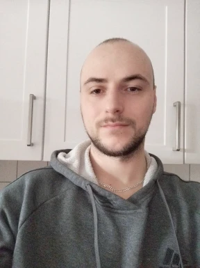 <span>Jonathan, 26</span>&nbsp;<span style='width: 25px; height: 16px; float: right; background-image: url(/bitmaps/flags_small/DE.PNG)'>&nbsp;</span><br><span>Bremen, Allemagne</span>&nbsp;<input type='button' class='joinbtn' style='float: right' value='JOIN NOW' />