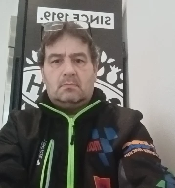 <span>Bort, 48</span> <span style='width: 25px; height: 16px; float: right; background-image: url(/bitmaps/flags_small/SI.PNG)'> </span><br><span>Ljubljana, สโลวีเนีย</span> <input type='button' class='joinbtn' style='float: right' value='JOIN NOW' />