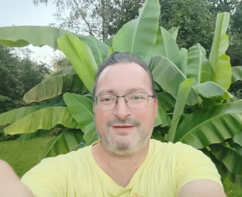 <span>Sébastien , 47</span>&nbsp;<span style='width: 25px; height: 16px; float: right; background-image: url(/bitmaps/flags_small/BE.PNG)'>&nbsp;</span><br><span>Brussels, Bélgica</span>&nbsp;<input type='button' class='joinbtn' style='float: right' value='JOIN NOW' />