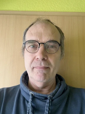 <span>Jens, 59</span>&nbsp;<span style='width: 25px; height: 16px; float: right; background-image: url(/bitmaps/flags_small/DE.PNG)'>&nbsp;</span><br><span>Wetzlar, Allemagne</span>&nbsp;<input type='button' class='joinbtn' style='float: right' value='JOIN NOW' />