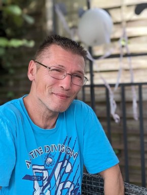 <span>Jörg, 51</span> <span style='width: 25px; height: 16px; float: right; background-image: url(/bitmaps/flags_small/DE.PNG)'> </span><br><span>Lübeck Sank, 德国</span> <input type='button' class='joinbtn' style='float: right' value='JOIN NOW' />